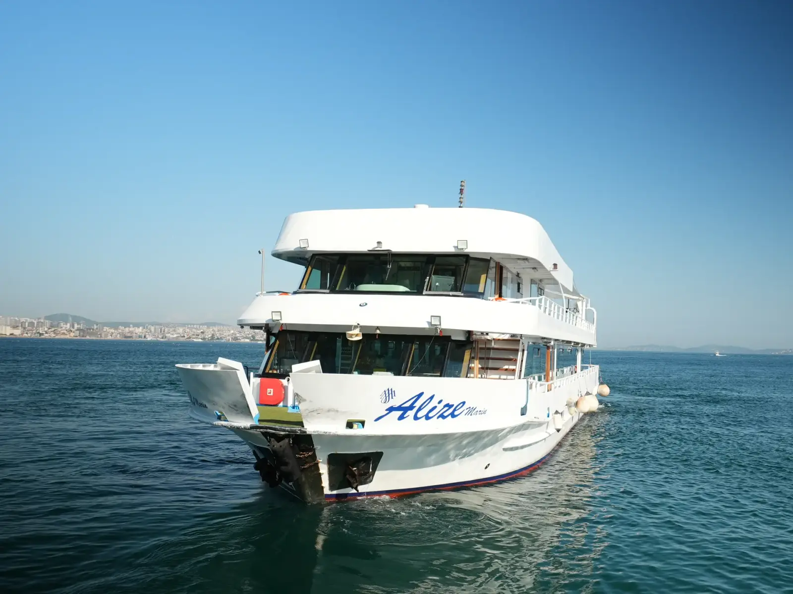 Das weiße Ausflugsschiff von vorn auf dem Bosporus, das Oberdeck offen