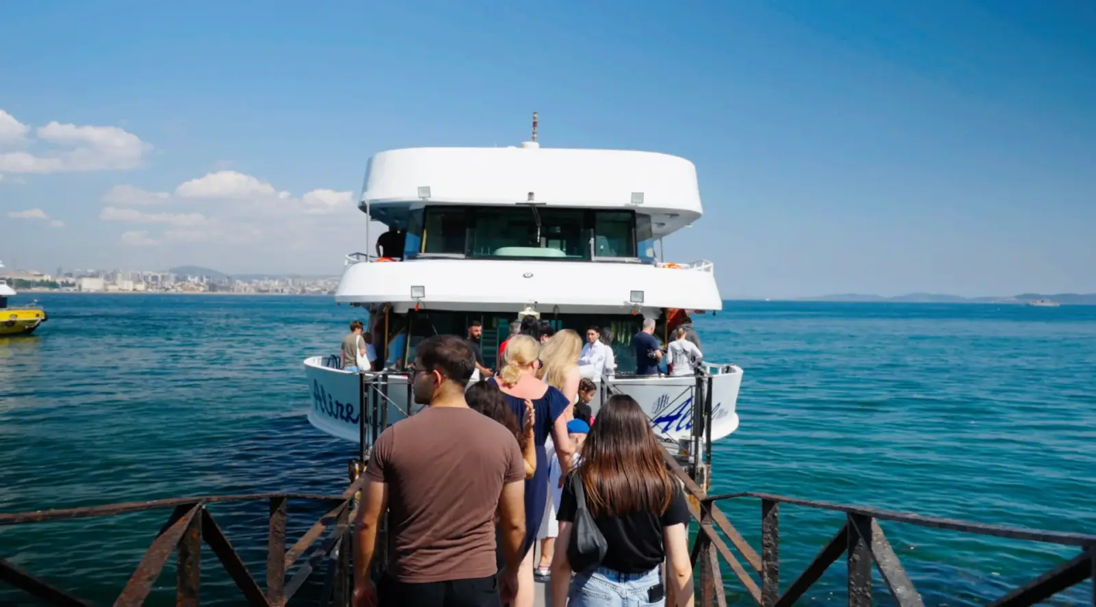Gäste gehen am Anleger über die Gangway an Bord