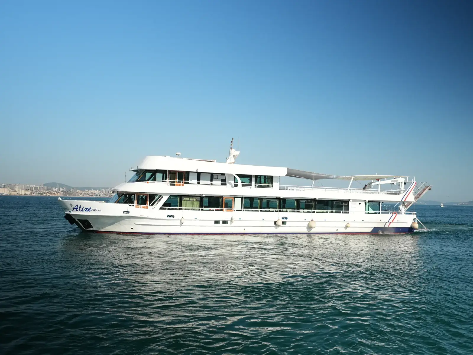 Açık bir günde seyir hâlindeki tekne, ufukta İstanbul