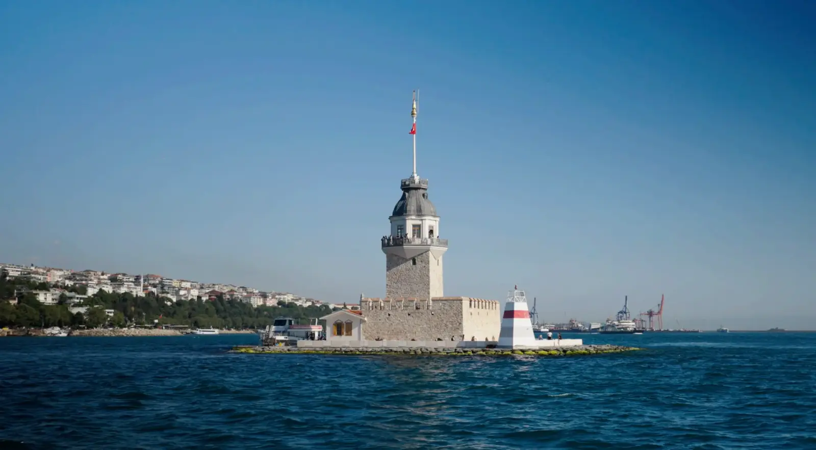 Der Leanderturm auf seiner kleinen Insel, vom Deck aus gesehen