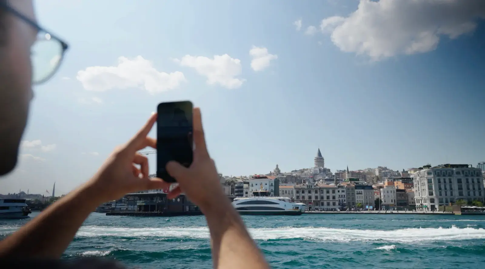Ein Gast fotografiert die Altstadt vom Deck aus