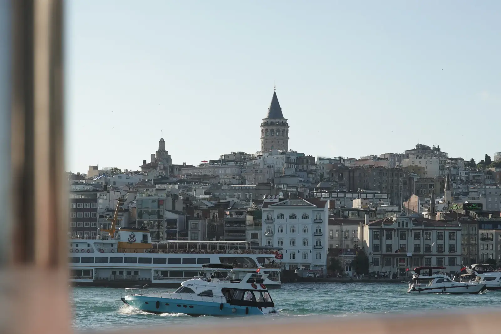 Tekneden görünen, Karaköy’ün çatıları üzerinde Galata Kulesi