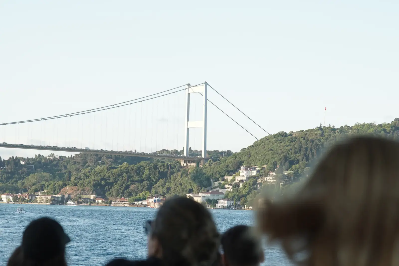 Açık güvertede köprüye bakan yolcular
